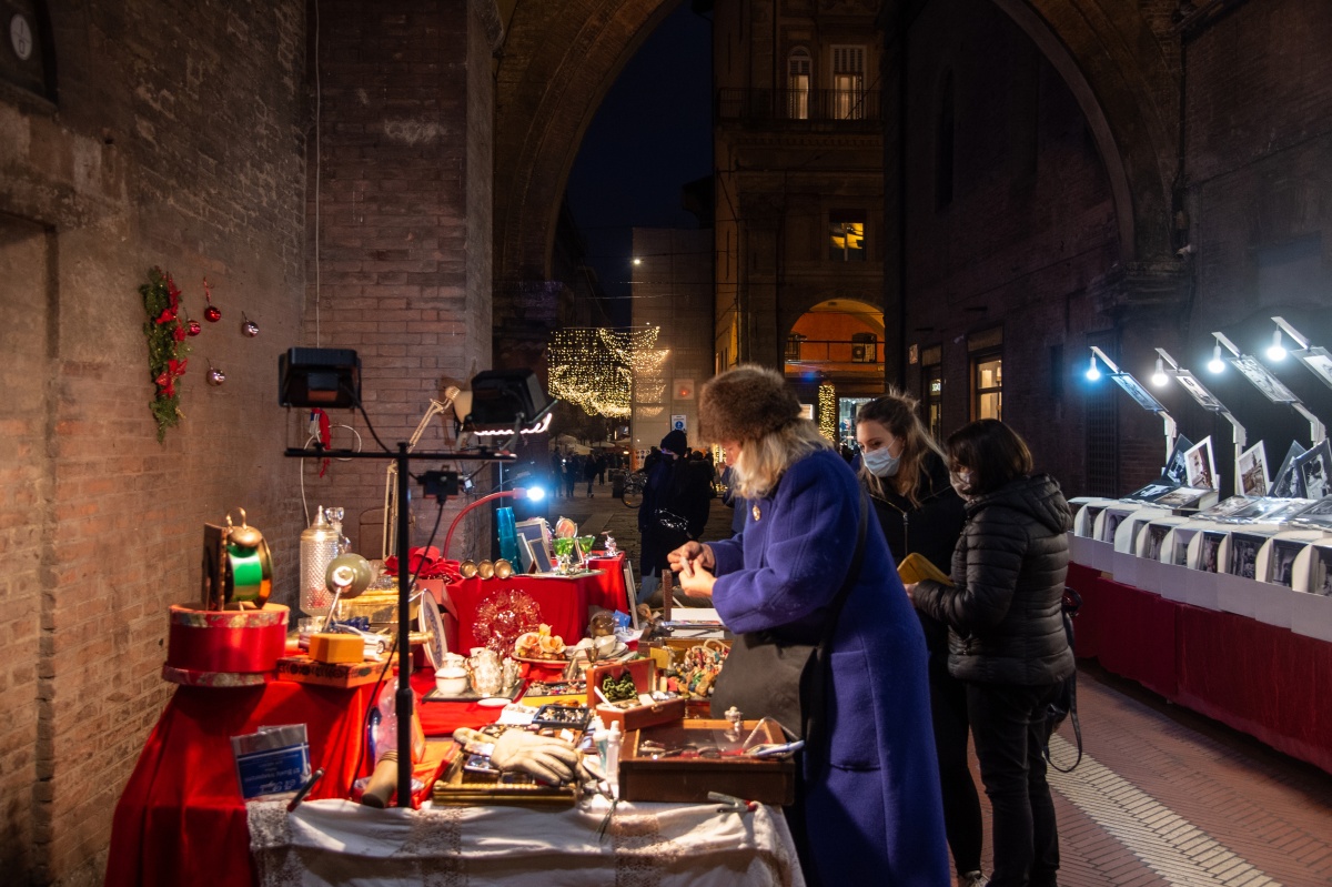 Bologna, mercatino dell'antiquariato nel Voltone del Podestà, dicembre 2021
